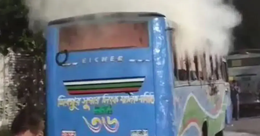 কাফরুল থানার সামনে যাত্রীবাহী বাসে আগুন